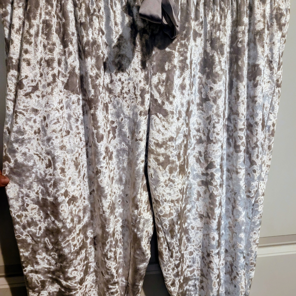 Victoria's Secret Silver Crushed Velvet Lounge Pants Or Pajamas